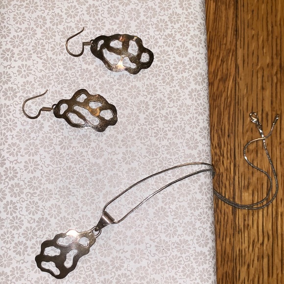 Silver Abstract pendant & earrings set - Picture 3 of 6